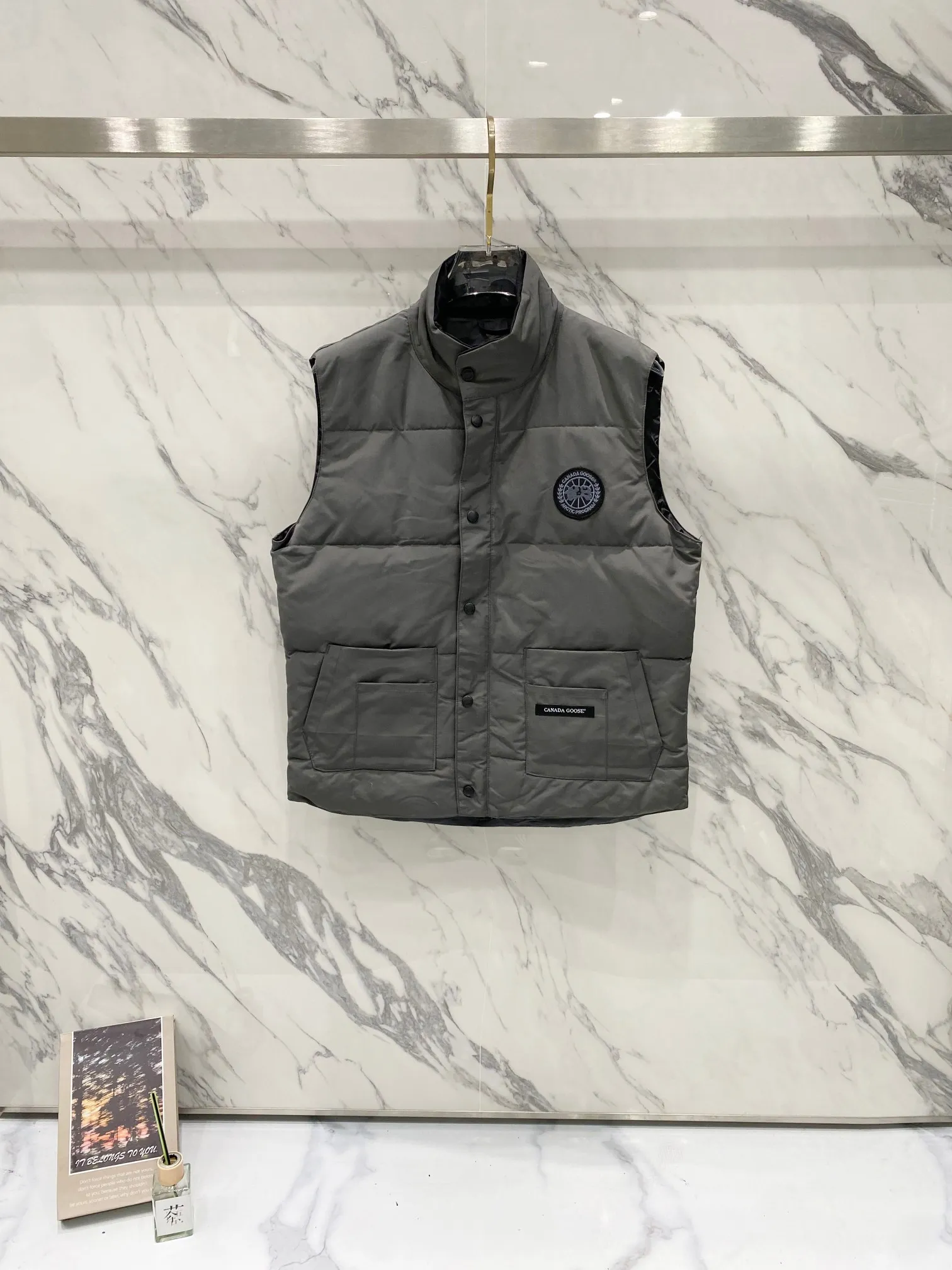 P360 CANADA GOOSE / Freestyle Crew vest 4154M Canada Goose vest for men and women. Canada Goose has always been recognized as the warmest down jacket. Various Instagram celebrities, Internet celebrities, and celebrities often wear it for street photos. This is my fifth year of going out for Canada Goose. I make Canada Goose every year, but I still can’t get rid of my love for the goose. No matter how cold the days are, there is no need to be afraid! Because of the care of the big goose ♦The down vest is definitely an artifact of the concave shape in autumn and winter!!! The world's most popular down vest will be shipped in 2024!!! ♦Order model for trading companies, exclusively launched! The counters purchase at the same time through the same channel. ♦The high-density gall-free fabric and anti-drilling velvet technology is a strong proof of authenticity and cannot be compared with ordinary imitations. It is a high-quality product from the channel, and every detail is perfectly presented.  ♦A down vest for autumn and winter. Would you be worthy of yourself if you don’t buy Canada Goose? If you want to be beautiful but also keep warm, Canada Goose can give you what you want. ♦Everyone on earth knows about Canada Goose! I won’t say much, just take a look at the real-life details to get a feel for the product! The double-layer pocket design on the clothes is more convenient. The buttons are engraved with letters. The details are perfect. The neckline is designed to fit the skin to keep warm and comfortable. The second thing is to wear it correctly. The key is to consider the autumn and winter clothing matching. Look at the details to feel it. The best proof is the quick rebound when you press it. Color: black, off-white, gray. Size: M~2XL